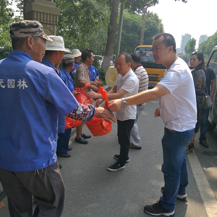 市城市园林绿化管理处开展夏季“送清凉”慰问活动(1).jpg