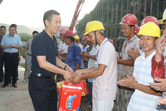 县委书记张寿于调研县职工服务中心建设 (2).jpg