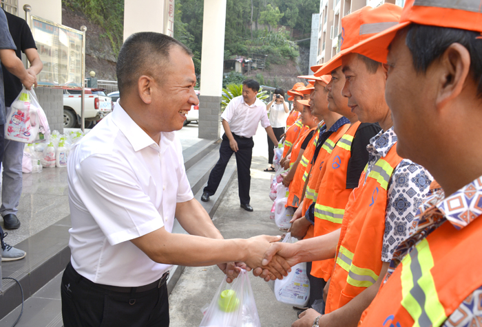 陈正永深入昭化区公路养护段开展夏送清凉活动(1).jpg