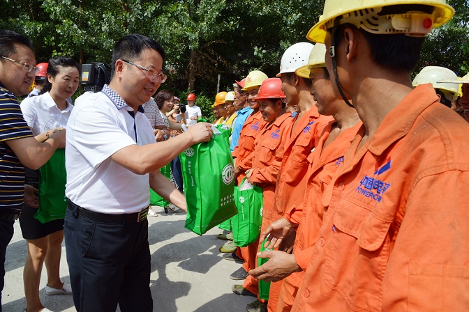 刘襄渝为奋战在一线的环卫工人和建设者“送清凉”.jpg