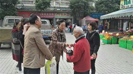 慰问杨家岩计生特殊家庭 (1).jpg