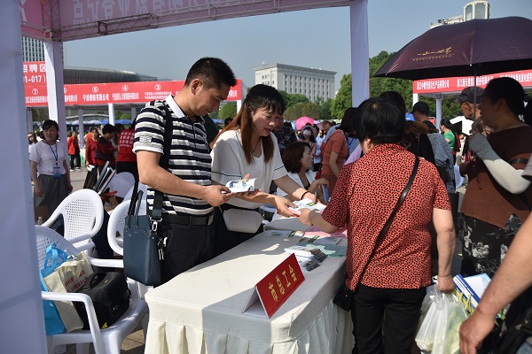 市总工会积极参加浙川联手广元专场就业扶贫劳务协作招聘会 (1).JPG