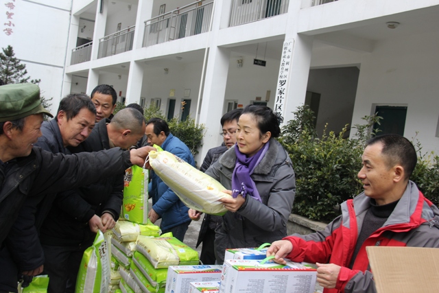 利州区总工会干部为困难群众发放慰问物资.JPG