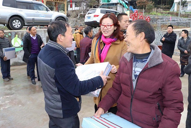 181214四川省科技厅、旺苍县总工会为高阳关山村“送温暖”（新） (1).jpg