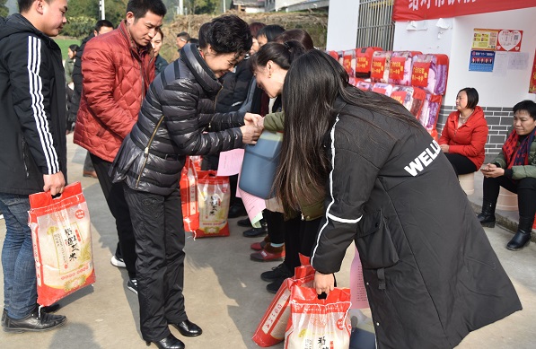 市总深入乡村慰问女性农民工.jpg