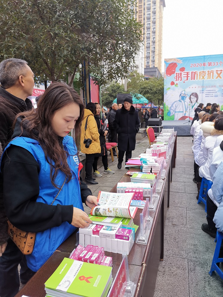 H:\12.03\广元市剑阁县总工会携手防疫抗艾  共担健康责任\11.jpg