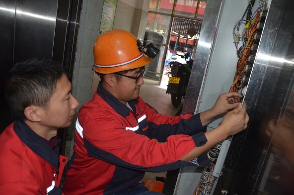 2021年2月26日，张清在电梯轿厢内指导工友对电梯安全隐患进行排查.JPG