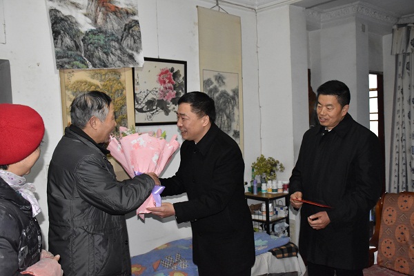 周常委一行慰问劳模李秀典.JPG