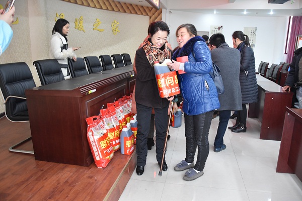 市总工会慰问困难女职工.JPG