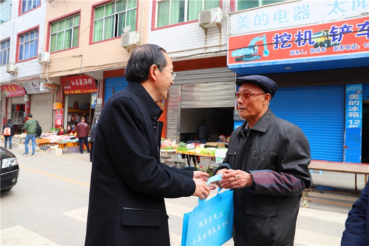 八庙镇发放宣传资料.jpg
