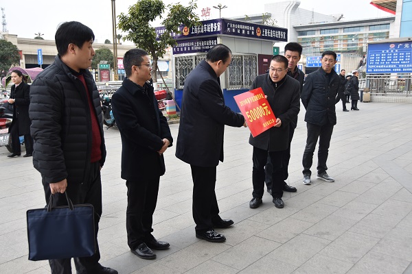20190117省总到我市开展送温暖活动（以此为准） (2).JPG