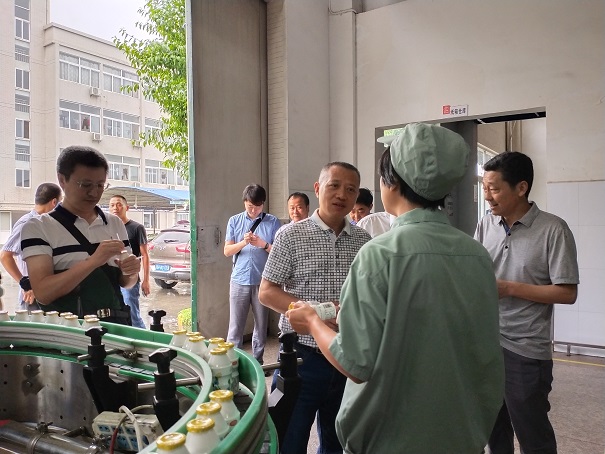 任远明副主席在娃哈哈公司了解企业生产情况.jpg